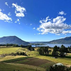 - une vue sur un champ avec un lac et des montagnes dans l'établissement Lomas de Riñihue para 2p, à Valdivia