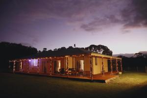 Cygnet RiverDusty's Run - Escape. Relax. Explore.的夜间用圣诞灯点亮的房子