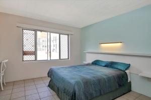 a bedroom with a bed and a window at Beachcomber Unit 4 7 Dingle Ave in Caloundra