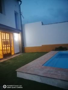 una casa con piscina en un patio en Almodovar alojamientos 1 en Almodóvar del Río