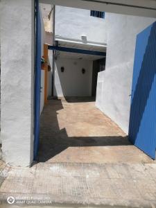un pasillo vacío de un edificio con una puerta azul en Almodovar alojamientos 1 en Almodóvar del Río
