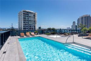 Πισίνα στο ή κοντά στο Circle on Cavill - Hosted by Coastal Letting Co.