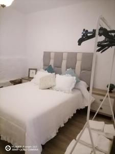 Łóżko lub łóżka w pokoju w obiekcie Almodovar alojamientos 1