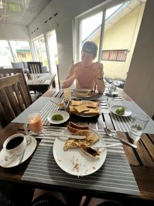 Toit külalistemaja aladel või selle läheduses