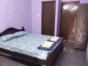 1 dormitorio con 1 cama con 2 toallas en Private Room Non AC At Varun Vihar Near Horsley Hills, en Kurabalakota