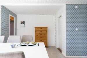 una habitación con dos mesas con libros. en Pleasant cottage on Oland with a panoramic view of Kalmarsund, en Degerhamn