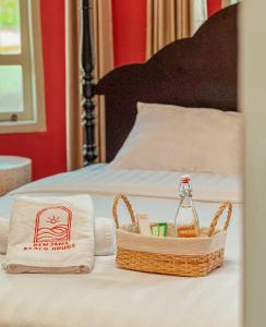 Ein Bett oder Betten in einem Zimmer der Unterkunft Renjana Beach House