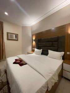 Orient House في حائل: غرفة نوم مع سرير أبيض كبير في غرفة