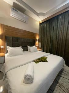 una camera d'albergo con due letti e asciugamani di Orient House a Hail