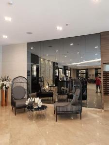 un negozio con sedie e tavoli in un centro commerciale di Fame Residences T1 Family Suite 1507 a Manila