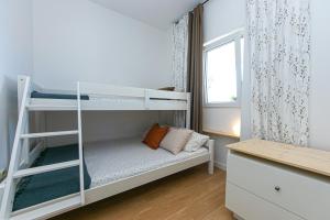 1 dormitorio con literas y ventana en Apartments by the sea Pisak, Omis - 1008, en Mimice
