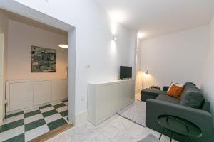 sala de estar con sofá y TV en Apartments by the sea Pisak, Omis - 1008, en Mimice