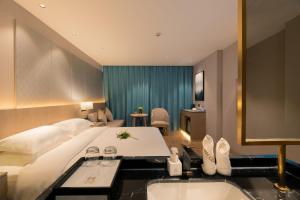 Un pat sau paturi într-o cameră la 义乌曼卡兰酒店国际商贸城店Yiwu kaiding Hotel