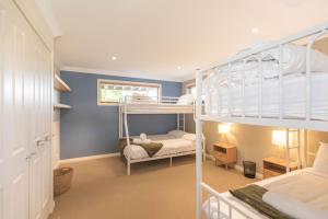 Postel nebo postele na pokoji v ubytování Bogong Retreat 19 Bogong Street