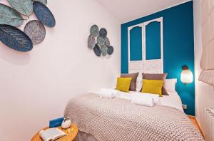 um quarto com uma cama grande e almofadas amarelas em Sweet Inn - Vicky Barcelona em Barcelona