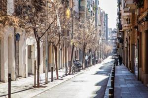バルセロナにあるSweet Inn - Vicky Barcelonaの木々や建物が並ぶ空き街道