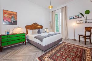 1 dormitorio con 1 cama y vestidor verde en Sweet Inn - Urgell, en Barcelona