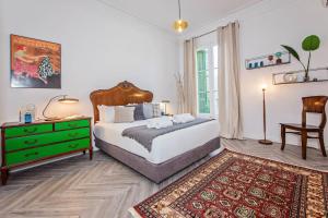 バルセロナにあるSweet Inn - Urgellのベッドルーム1室(ベッド1台、緑のドレッサー付)