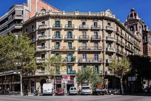 バルセロナにあるSweet Inn - Urgellの車が目の前に停まった大きな建物