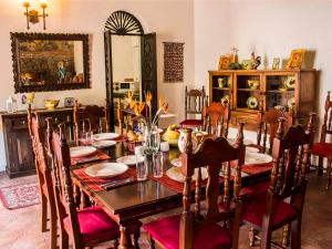 comedor con mesa de madera y sillas en Casa Romantica, en Antigua Guatemala
