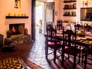 comedor con mesa y chimenea en Casa Romantica, en Antigua Guatemala