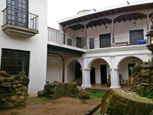 um grande edifício branco com uma varanda em cima em Casa Romantica em Antigua Guatemala