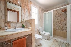 A bathroom at Villa Calma by Villa Plus
