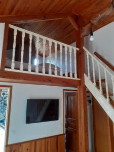 una escalera en una casa con techos de madera en Cantalaoude en Soulac-sur-Mer