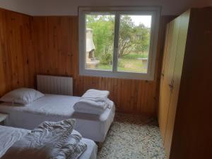 two beds in a room with a window at Cantalaoude in Soulac-sur-Mer