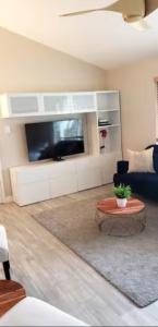 Bright and Modern Room with City Views في Lomita: غرفة معيشة مع أريكة وتلفزيون
