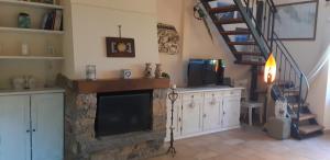ein Wohnzimmer mit einem Kamin und einer Treppe in der Unterkunft Casa vacanze Luna in Porto Venere