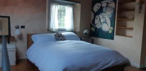 ein Schlafzimmer mit einem Bett mit einem Teddybär drauf in der Unterkunft Casa vacanze Luna in Porto Venere