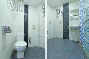 2 Bilder eines Badezimmers mit WC und Waschbecken in der Unterkunft Super OYO 992 Orange Hotel Kuala Pilah in Kuala Pilah