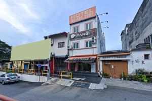 ein Gebäude mit einem Schild an der Straßenseite in der Unterkunft Super OYO 992 Orange Hotel Kuala Pilah in Kuala Pilah