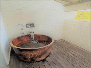 uma grande banheira enferrujada num quarto em LiVEMAX RESORT Izu Shimoda em Shimoda