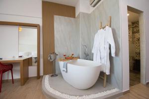Kúpeľňa v ubytovaní Yianna Caravel Suites "by Checkin" adults only + 37 fotografií