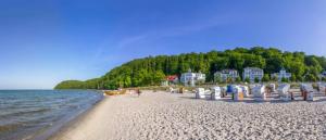 einen Strand mit Stühlen am Sand und Wasser in der Unterkunft Villa Hildegard Appartement 8 in Binz