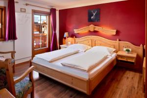 سرير أو أسرّة في غرفة في Apartment Sonnblick