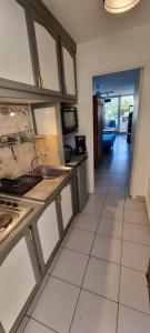 cocina con fregadero y encimera en Appartement 1 pièce Saint-Gilles-Les-Bains, en Saint-Gilles-les-Bains