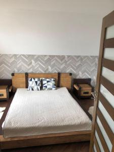 een slaapkamer met een bed met 2 kussens erop bij CHATA ORAVSKA PRIEHRADA in Námestovo