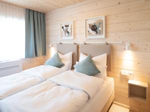 zwei Betten in einem Zimmer mit Holzvertäfelung in der Unterkunft freilich. Bistro. Bar. Hotel - digitaler self check in in Laa an der Thaya