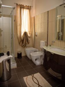 ein Bad mit einem WC, einem Waschbecken und einer Dusche in der Unterkunft La Conchiglia Case Vacanze in Balestrate