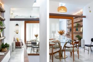 ein Esszimmer und ein Wohnzimmer mit Tisch und Stühlen in der Unterkunft San Luis Luxury House with Terrace in Sevilla