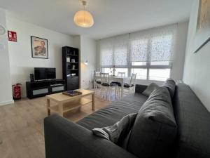 Televízia a/alebo spoločenská miestnosť v ubytovaní Apartamento Aguanaz 1