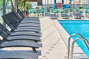 Piscina de la sau aproape de Studio Flow in Nord10 by Alezzi- pool n playground