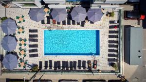 Piscina de la sau aproape de Studio Flow in Nord10 by Alezzi- pool n playground