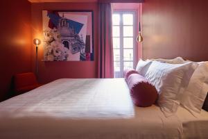 una camera da letto con un grande letto bianco e una finestra di 73 Boutique Hotel a Como