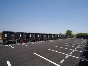 un parking vide avec rangées de wagons dans l'établissement HOTEL R9 The Yard Tsu, à Tsu