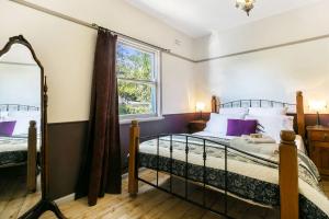 - une chambre avec 2 lits et une fenêtre dans l'établissement Carinya Cottage, à Katoomba
