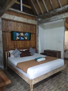 um quarto com uma cama grande num quarto em ComeBack GuestHouse em Canggu